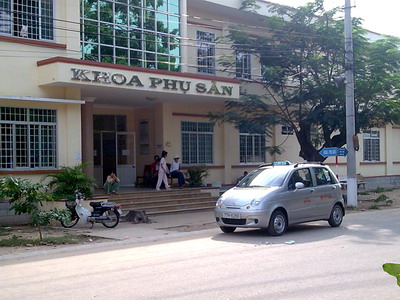 Taxi của Công ty TNHH Taxi Minh Trung đang đón khách trong khuôn viên BVĐK tỉnh. Ảnh: M.T 