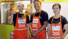Lê Quốc Thạch (đứng giữa) với mục tiêu mở rộng chuỗi cửa hàng kinh doanh nhượng quyền Kebab Torki.
