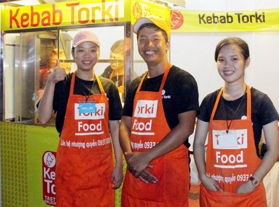 Lê Quốc Thạch (đứng giữa) với mục tiêu mở rộng chuỗi cửa hàng kinh doanh nhượng quyền Kebab Torki.